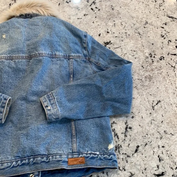 Abercrombie & Fitch Woman’s distressed Jean Jacket L - Picture 8 of 10